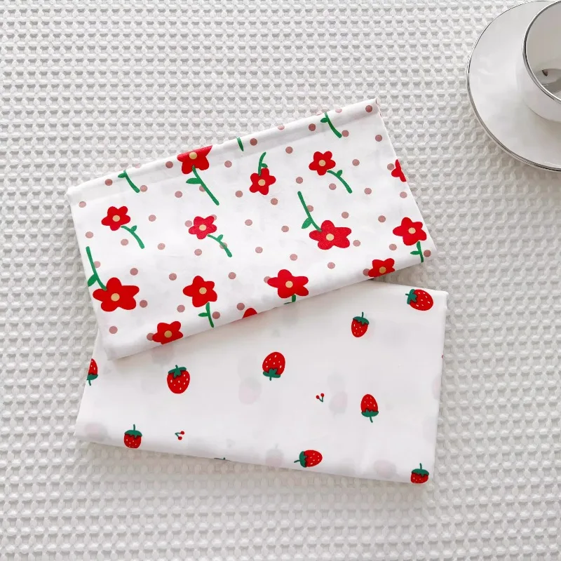 Strawberry s malými kvetmi bavlnený kepta potlačená handrička ručne vyrábaná obrusová dekorácia DIY tkanina