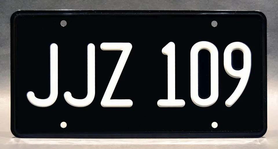 Stroje celebrít Bullitt + nabíjačka JJZ 109+ RDR 838 Kovové poznávacie značky