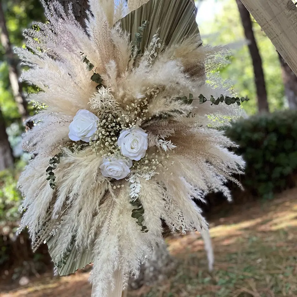 Sušené pampas boho svadobný oblúk kvety, družičky pampas trávna sušená kvetina kvetiny, dekoratívne kvetinové pozadie v štýle boho v štýle