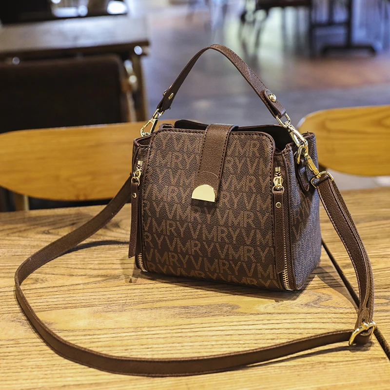 Tašky pre ženy 2023 Nové s krátkymi rukovätiami ramená Crossbody Interior slot móda a luxusný posol ženské kabelky
