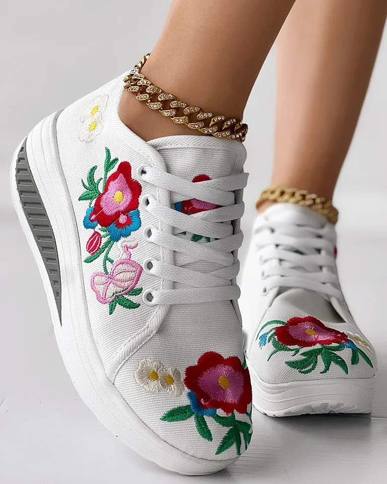 Tenisky Dámske kvetinové vyšívacie šnurovacie šnurovanie ležérne muffinové tenisky Lace Up stredné päty topánky pre ženy Runway Walking Sneaker