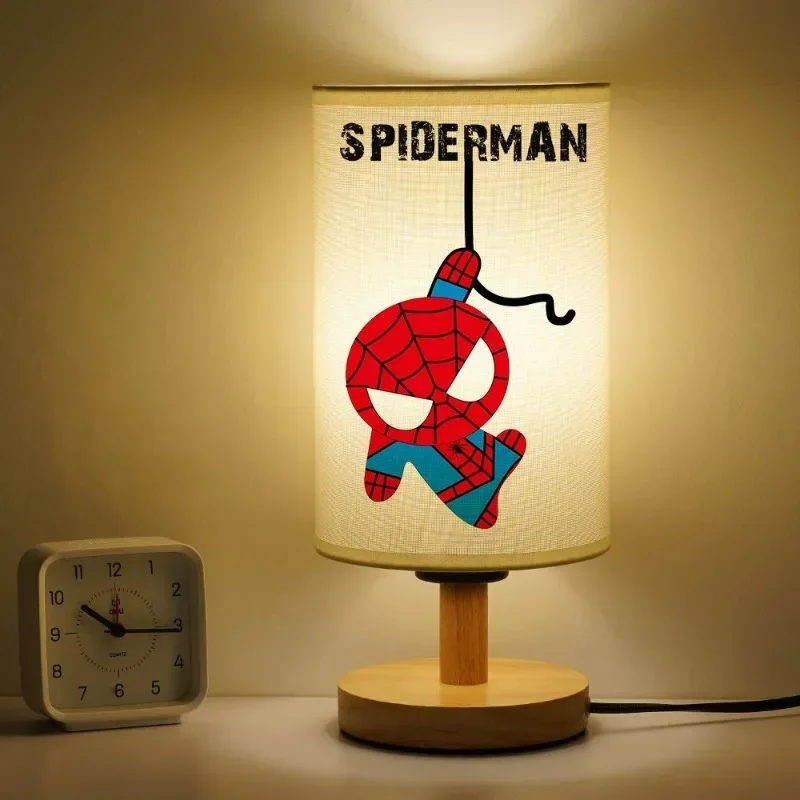 The Avengers Spider-Man Spálňa Nočné svetlo Marvel Cartoon Fabric Table Lamp Interiér dekor sviatok darček Periférne filmy
