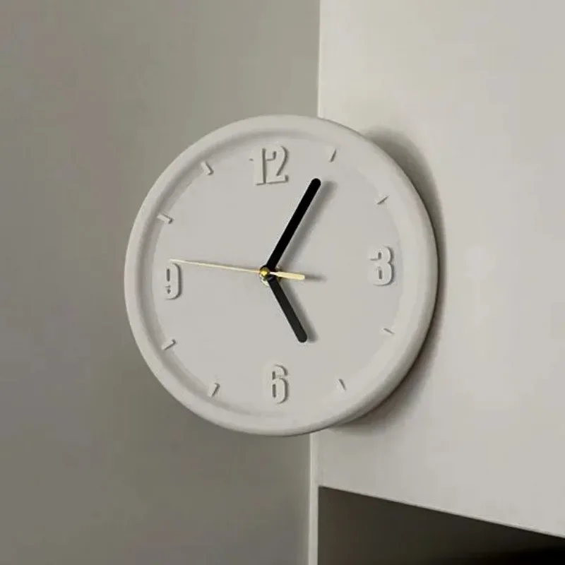 Tiché nástenné hodiny jednoduché roh obývacej izby spál