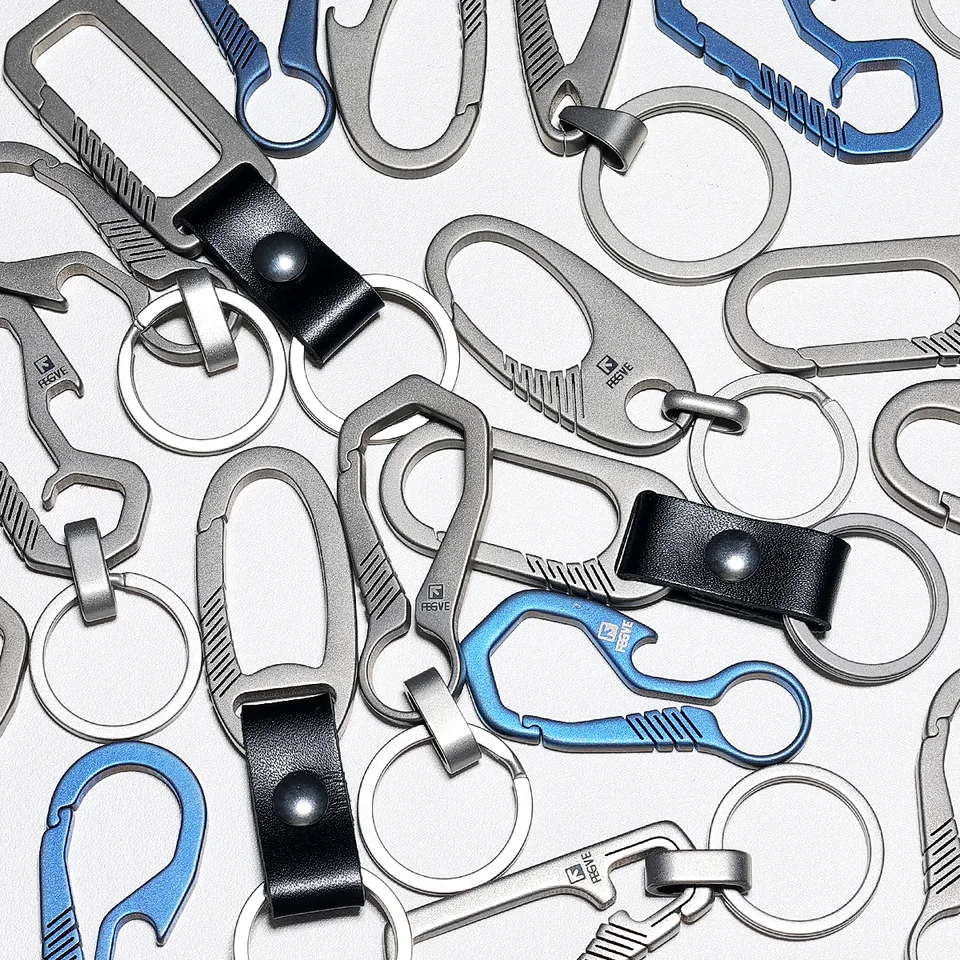 Titanium Key Chain Men EDC pre auto Keychain Buckle Luxusné ľahké kľúčové prstene držiak Nástroj odolný