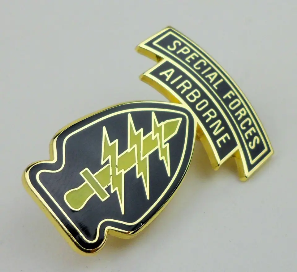 Tomwang2012. Americká armáda Špeciálne sily velia vo vojenskom darčekovom odznaku vo vzdušnom boji.
