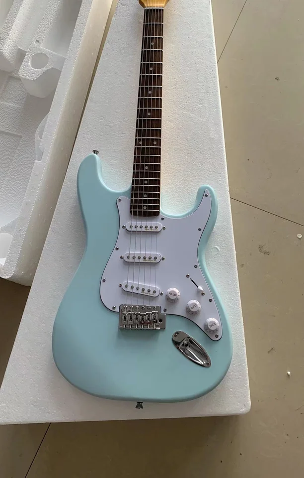 Továreň predáva klasickú 6-strunovú elektrickú gitaru, Sky Blue Body, Triple Single Pickup, konverzia tónov päťúrovňovej tónu, zadarmo Shippi Free Shippi