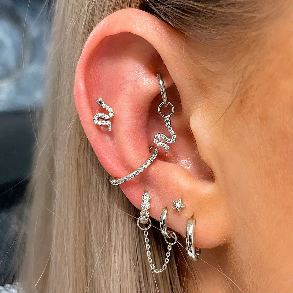 Tragus Piercing Hoop náušnice s hadom prívesok 1pc Ženy Helix Ear Accessories Zirkon Star Moon zlatý farebný lalok tela šperky