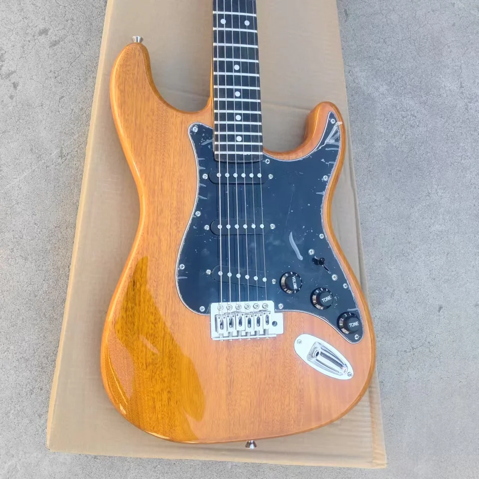 Táto štýlová svetlo žltá elektrická gitara má skvelý pocit a zvuk a každému sa to páči.