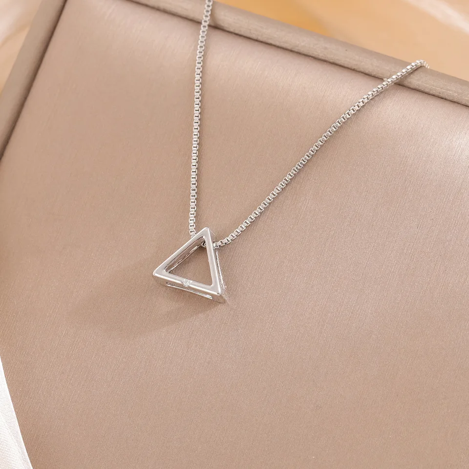 Uini-Tail Hot New 925 Tibetan Strieborný trojuholník náhrdelník Žena Kórejský malý čerstvý geometrický trojuholník prívesok šperky XL206