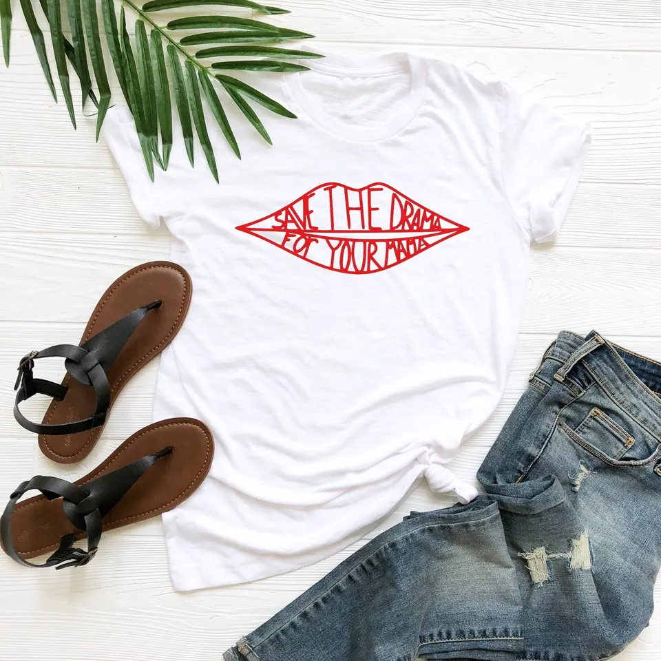 Uložte drámu do svojej série Mama Lips T tričko Friends Inspired