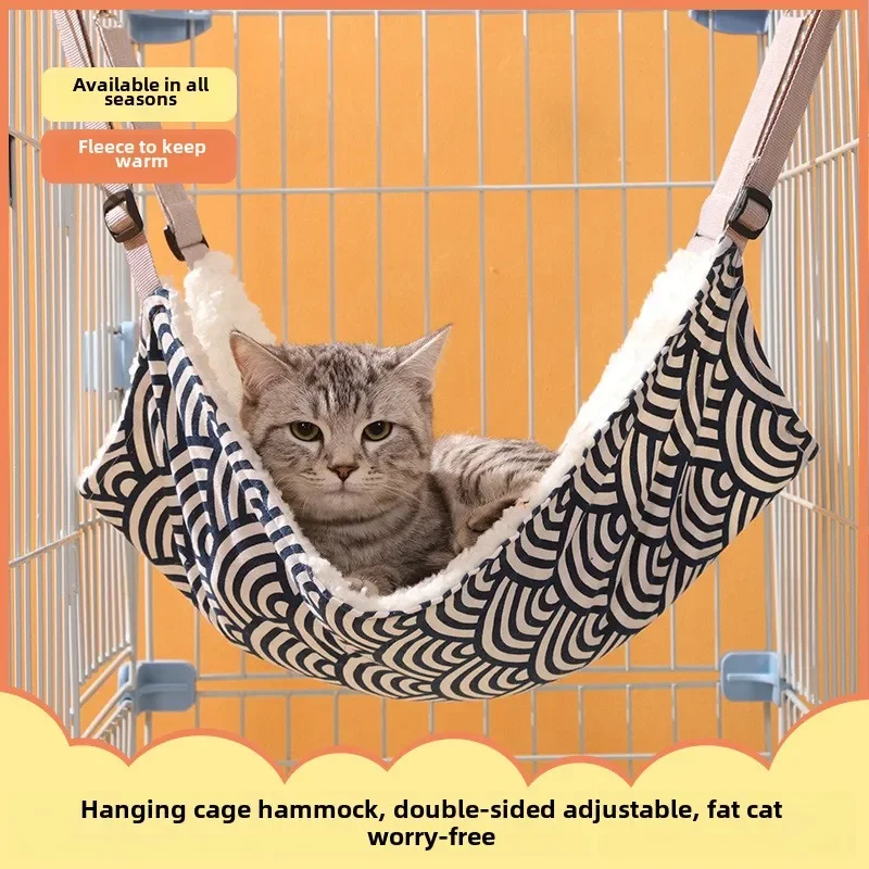 V hojdacej hojdacej sieti s plyšový