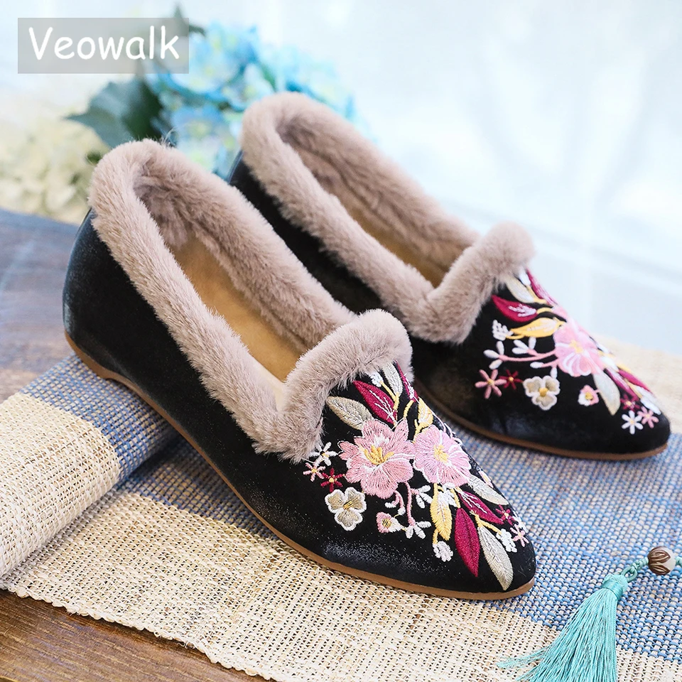 Veowalk Flowers vyšívané ženy skĺznuté na teplé faux kožušinové byty, zimné mäkké zamatové bavlnené špicaté topánky módne balety