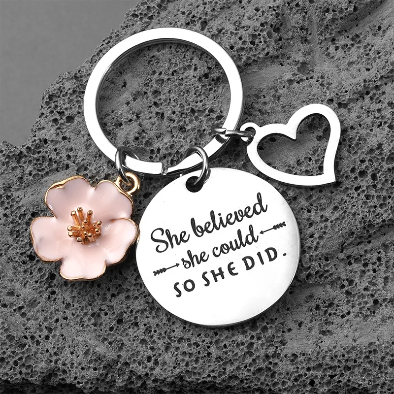 Verila, že môže, aby urobila ružové okvetné lístky broskyňové srdce Keychain
