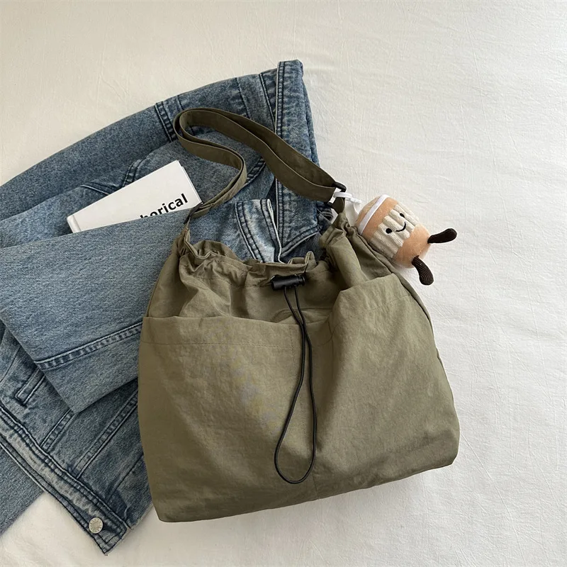 Veľká kapacitná nylonová tkanina vrecko Žena tote taška môže byť Crossbody 2024 Nová stovková taška na dochádzku do ramien.