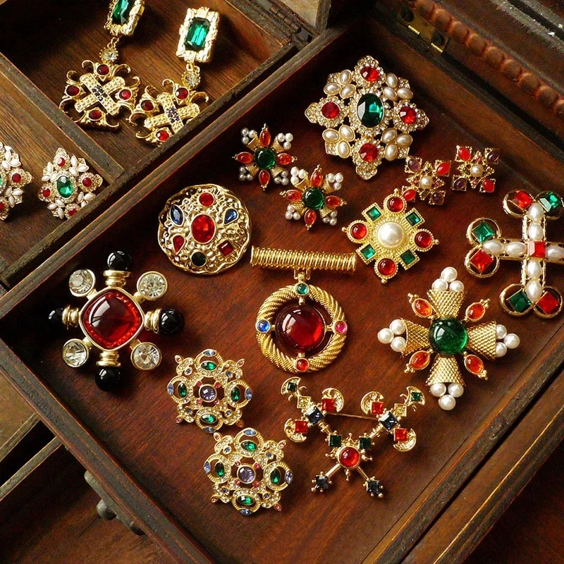 Vintage ENAMEL CROSS REFLED BROOCH PEARL DOBALE VYSOKÝ SENSE Dámsky špendlík vhodný pre dámske svadobné šperky