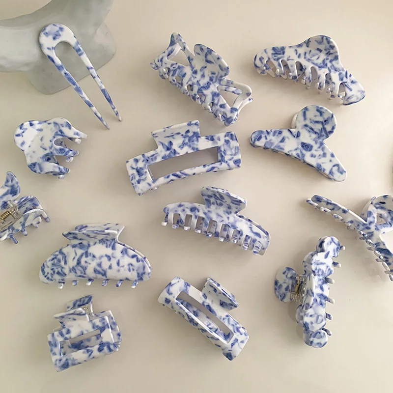 Vintage modrá a biela porcelánová pazúrová čelenka Vlasovňa Váčkový panes