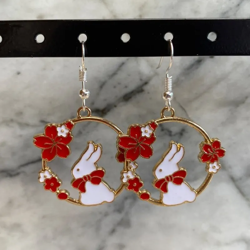 Vintage červená lukolka Rabbit Dangle náušnice Čínsky štýl kovový zvierať