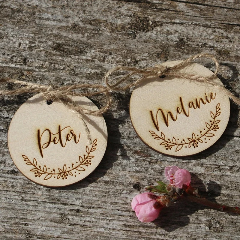 Vlastné vyryté okrúhle značky, personalizované drevené značky, drevené srdce, srdcové značky, láskavosť srdca, názov svadobného stola
