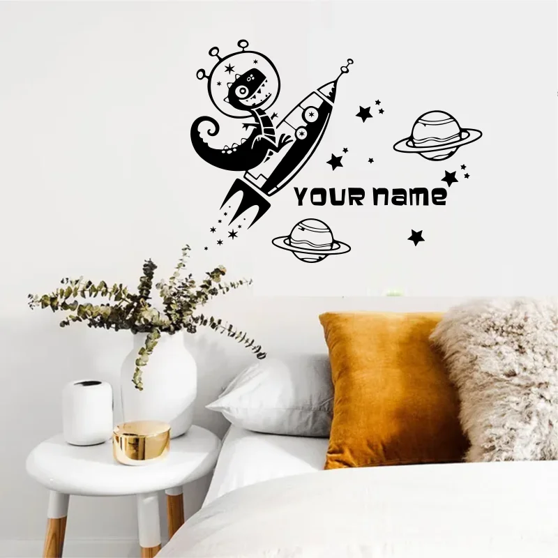 Vlastný názov Dinosaur Rocket Star Wall Decal Space Astronaut Rocket Dino Wall Decals Personalizované meno vinylové detské izby dekorácie #455