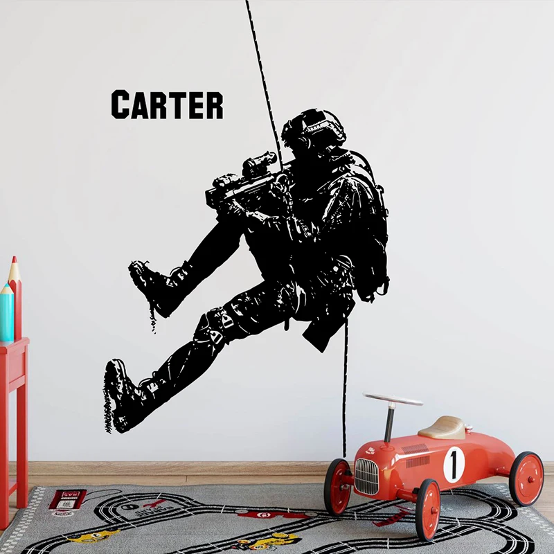 Vlastný názov z kopca Solider Gun War Wall Sticker Detská izba Personalizovaná armáda Solider Vojenský nástenný nálepka Man Cave Vinyl