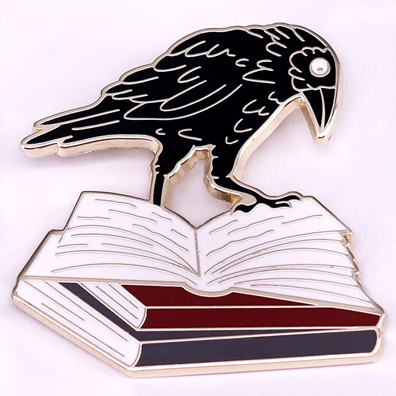 Vrana a kniha tvrdý smalt Pin Edgar Allan Poe Raven Badge Halloween Art Dekoratívne doplnok