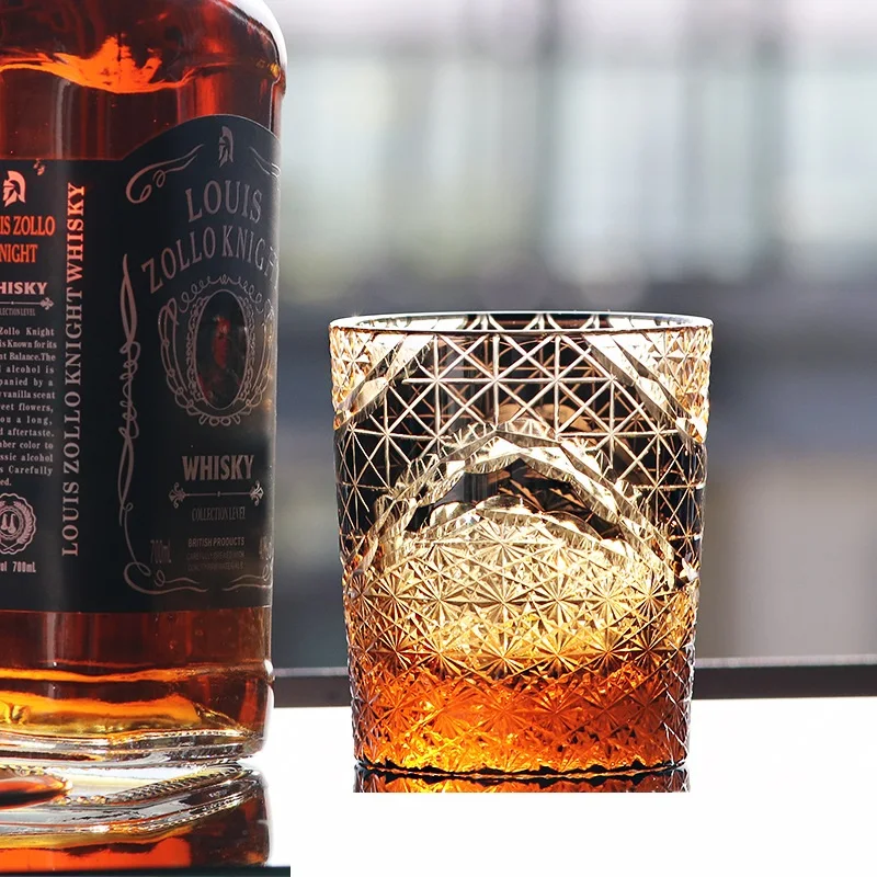 Vrstva kryštálového skla po vrstve šálka whisky šálka pohárik oceánu Pivo pivo Pivné pivo kokteil koktail štvorcový domáci záhradný nápoj