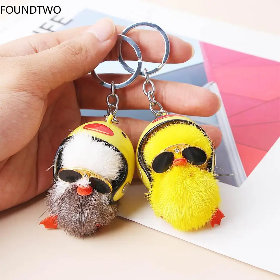 Vtipná žltá kožušina figurína ornament ornament Anime Doll CAR Interiér Doplnky šťastné prilba kačice visiace dekorácie pre auto
