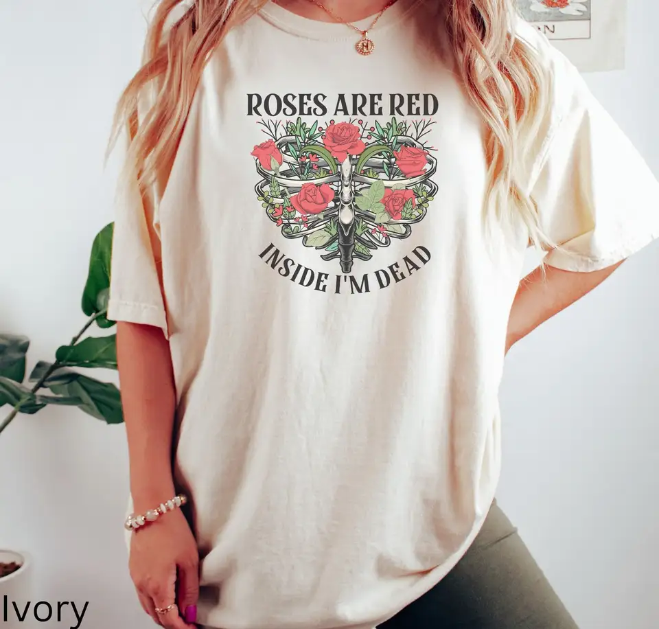 Vtipné dámy ruže sú červené vo vnútri mŕtveho tmavého humoru boho grafické pohodlie farby odev zafarbené tričko