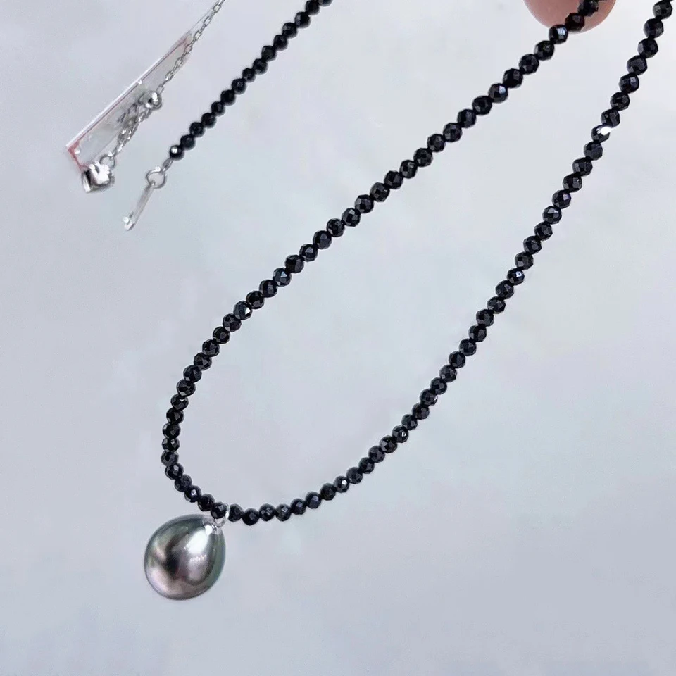 Vybrané 10-11 mm silné ľahké vodné voda skutočný tahitský perlový prívesok s čiernym spinel 18k zlatý kĺb a 925 strieborná spona