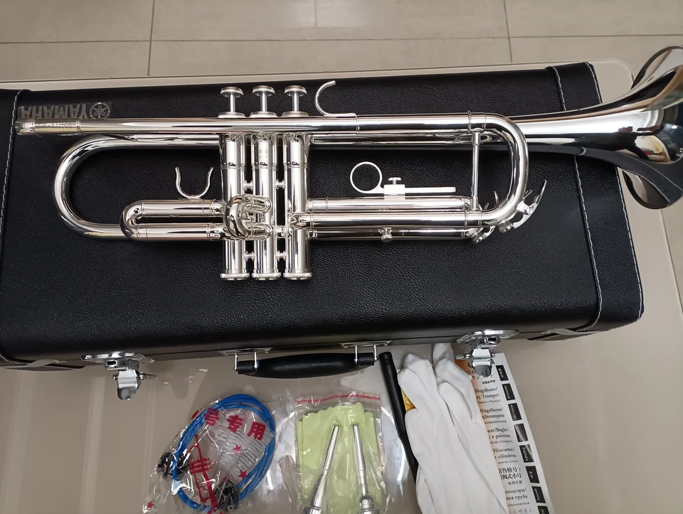 Vyrobené v Japonsku Kvalita 8335GS BB Trumpet B Plochá mosadzná strieborná profesionálna trúbka hudobné nástroje s koženým puzdrom