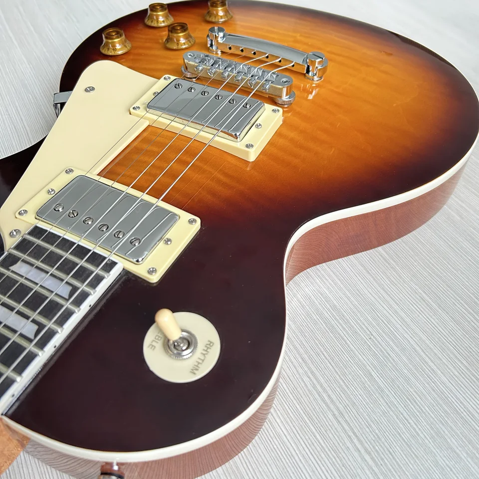Vyrobené v Číne ， Vysoko kvalitná elektrická gitara, štandardný tabakový výbuch, plameň Maple Top, 2x Humbuckers Pickup, na sklade