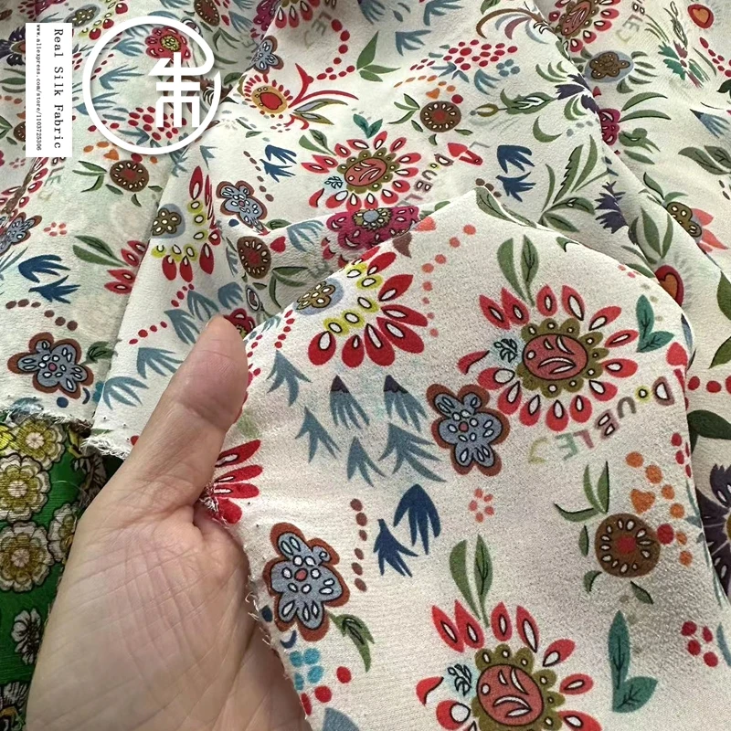 Vysoko kvalitná biela malá kvetinová tlač Skutočná hodvábna dizajnér Crepe de chine Tkanina 16momme priedušná neelastická šaty