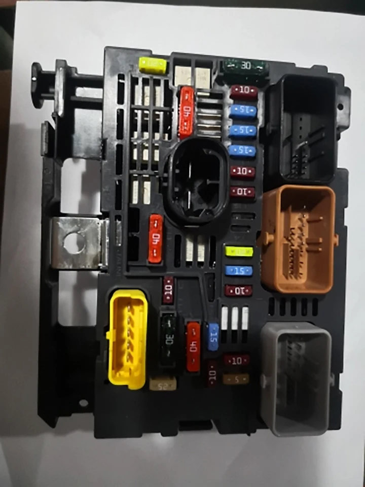 Vysoko kvalitné nové poistky motora BSM R02 BSI pre Peugeot 3008 Citroen C5 Automatické diely OEM 9661281580 9666700180 9675879380