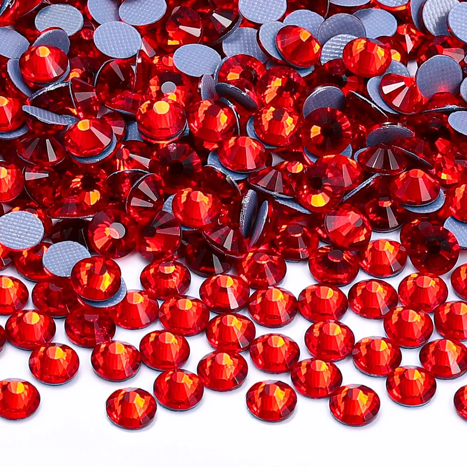 Vysoko kvalitné SS6-SS30 Hot Fix Glass Flatback Smienky Glitter Svadobné šaty okrúhle kameň červené železo na kameni na oblečenie