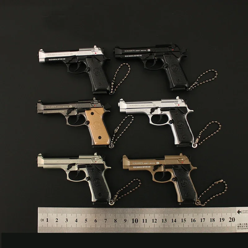 Vysoká kvalita 1: 3 Mini BERETA M92A1 Odnímateľná hračka Kľúčenka zliatiny Pištoľ Pendant Creative Hračky
