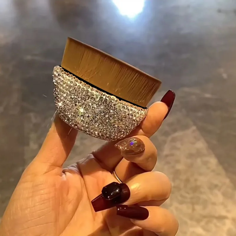 Vysoký vzhľad bezchybnej základnej kefy Artificial Diamond Set bez práškovej mäkkej červenej kefy Concealer