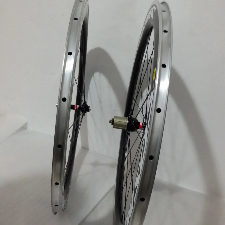 Wheelset uhlíkový hliník 700c kolesá Clincher Bike 60 mm ľahký dobrý výkon Alu Rims V Brzdenie Suface Hot Predávať do Talianska