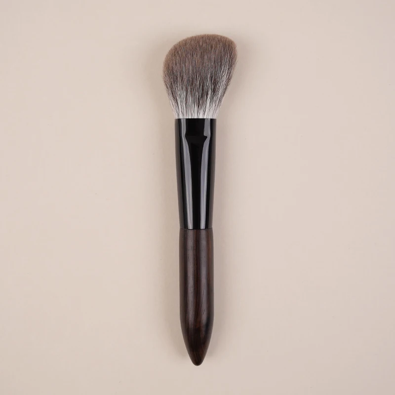 Yizhibi sa špecializuje na ručne vyrábané kefy na make-up, kefy na tvár, kefy na holenie snehovej líšky.