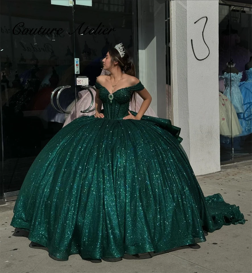 Z ramena smaragd zelené quinceanera šaty korálkové krištáľové rufles trblietavé guľôčkové šaty Mexico Vestidos de 15 prispôsobené