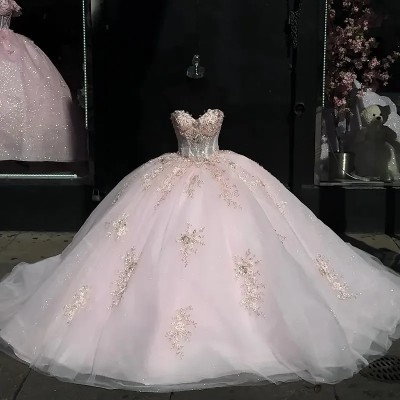 Zbierené svetloružové šaty quinceanera