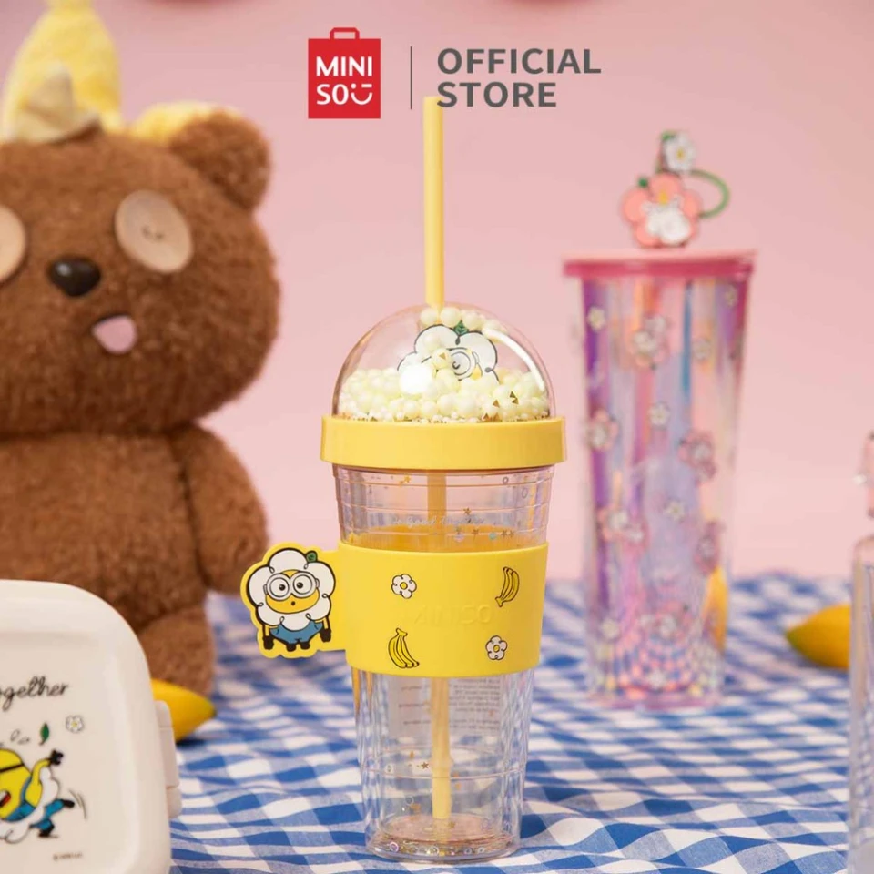 Zbierka Miniso Daisy Minions Collection Plastová fľaša so slamou a rukávom roztomilý pohár na pitie stolovej plochy ， vhodné na darovanie darčekov