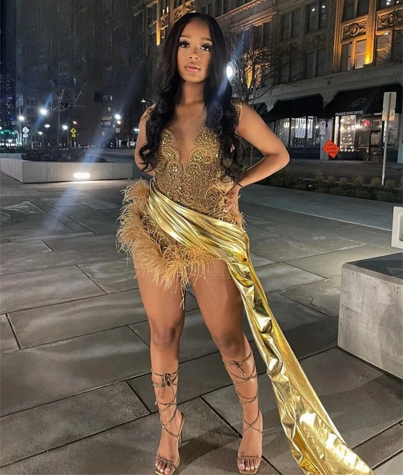 Zlaté číre perie krátke plesové šaty pre čierne dievčatá Sexy ženy Africké kokteilové šaty narodeninové oslavy Homecoming Prispôsobené