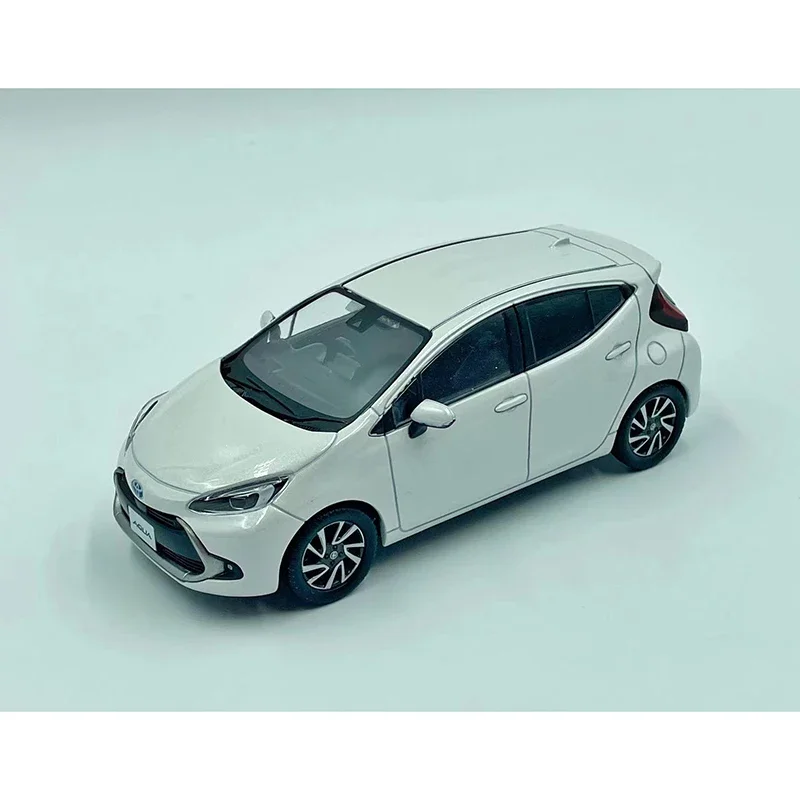 Zriedkavé 1:30 v mierke Toyota Aqua zliatiny Model Model kovový hračkársky kolekcia Ornament Souvenír Kids pre dospelých s dovolenkami na sklade na sklade