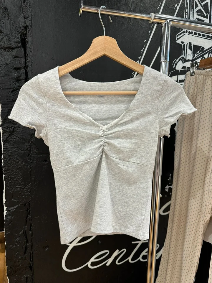 Záhyby čipkované orezané štíhle orezané tričká Summer V-krk na krk s krátkym rukávom Žena tričká TEE TREASE NEPRAVENÉ SWEET CORTNY PROP TOPS Y2K Oblečenie