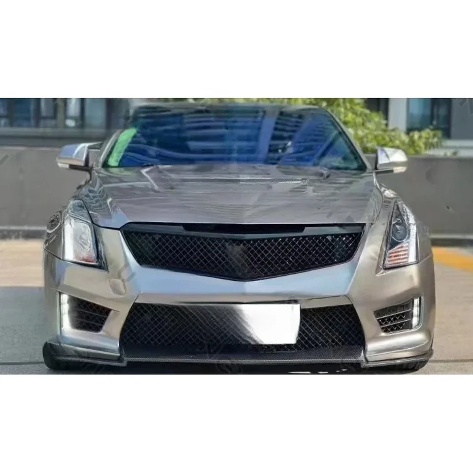 Časti automobilov pre Cadillac ATS 2014-2019 Inovácia na súpravu Body ATS-V zahŕňajú zostavu predného nárazníka s mriežkou a fentom prednej pery.
