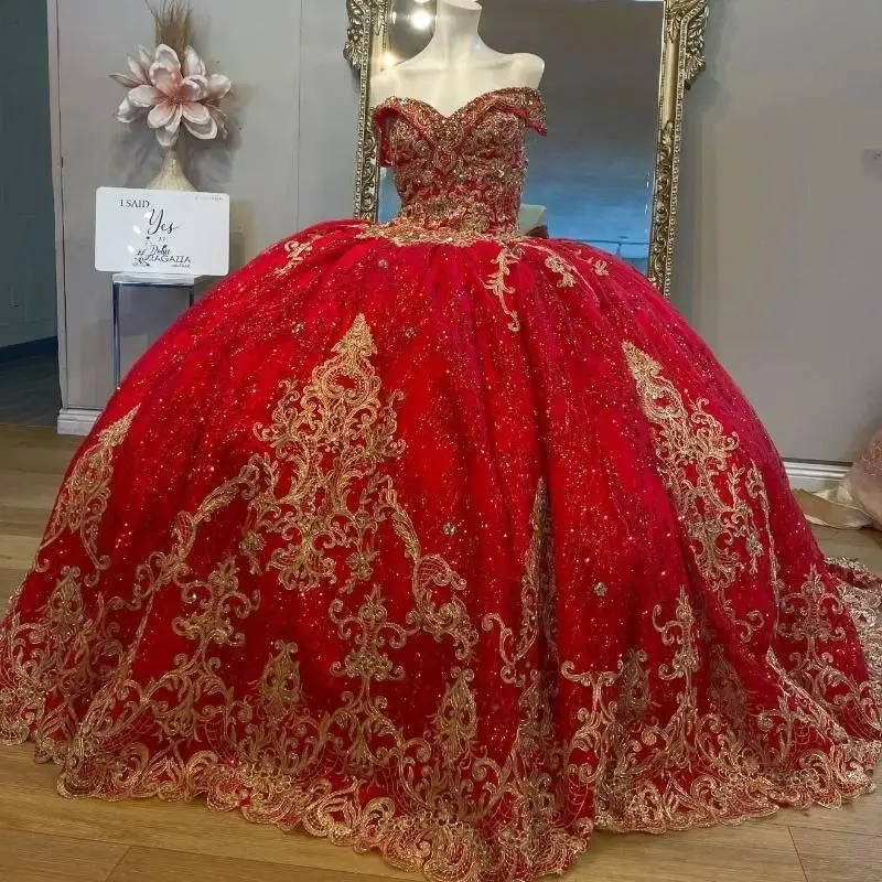 Červená lesklá princezná quinceanera sa šaty z ramenného guľôčkového županu zlaté flitrové aplikácie čipky čipky korálky Trll Sweet 16 šaty narodeniny
