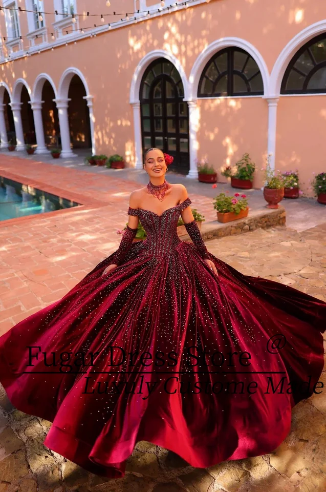 Červené víno princezná Quinceanera sa šaty bez ramienok elegantné zamatové dlho mimo ramenných korálkových zdobení Vestidos de 15 Anos 24