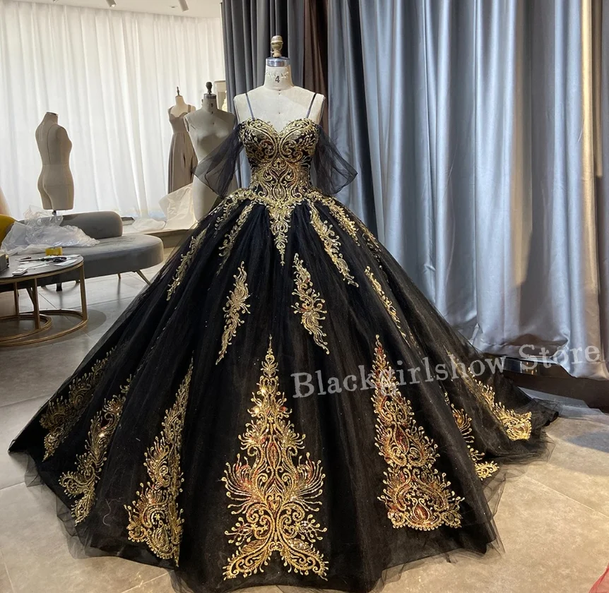 Čierna elegantná princezná Quinceanera Šaty vynikajúci ohláčik z ramenného zlata