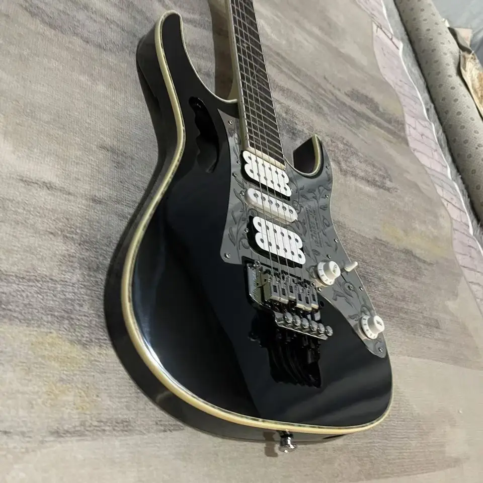 Čierna mimozemská elektrická gitara, továreň realistický obraz, na sklade