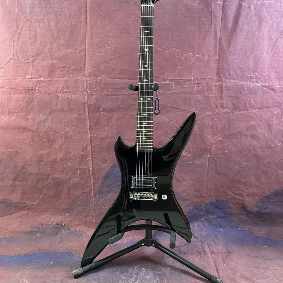 Čierna nepravidelná elektrická gitara, snímanie duálnych cievok, fyzické snímanie, špičková konfigurácia, momentálne na sklade